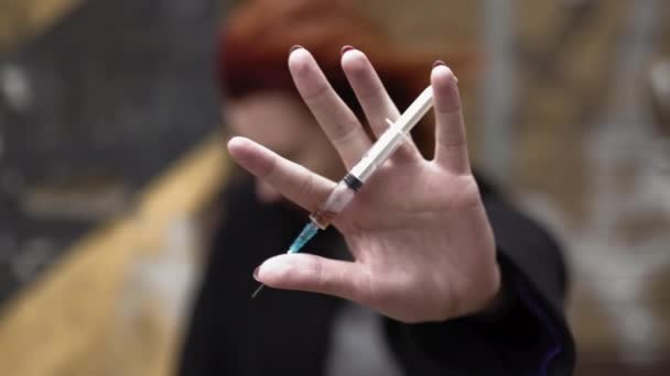 Houd de spuit in de hand in protest-drugsverslaafde jonge redhead vrouw denken over de betekenis van het leven-depressie en angst - Video
