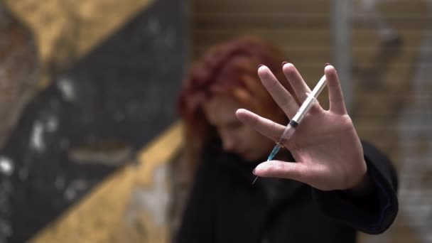 Κρατήστε τη σύριγγα στο χέρι σε διαμαρτυρία-ναρκομανής νεαρή κοκκινομάλλα γυναίκα σκέφτεται το νόημα της ζωής-κατάθλιψη και άγχος - Πλάνα, βίντεο