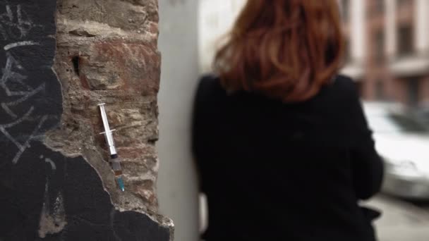 Шприц на стене - Наркоман молодая рыжая женщина думает о смысле жизни - Повернулся назад - Депрессия и тревога
 - Кадры, видео