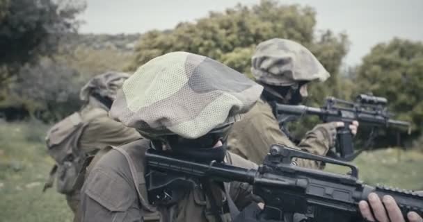 Escouade de soldats commando entièrement armés pendant le combat dans un paysage forestier
 - Séquence, vidéo