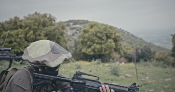Squad van volledig bewapende commando soldaten tijdens gevechten in een boslandschap - Video