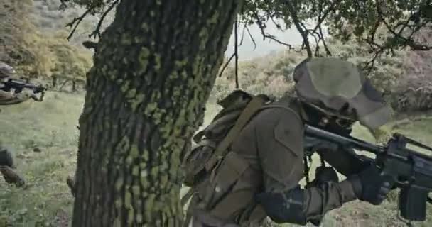 Esquadrão de soldados de comando totalmente armados durante o combate em um cenário florestal
 - Filmagem, Vídeo