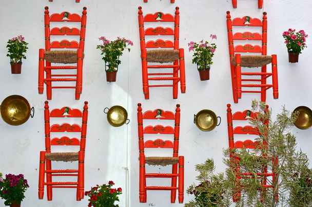 Rode stoelen van Enea hangen aan de muur in verschillende vormen - Foto, afbeelding