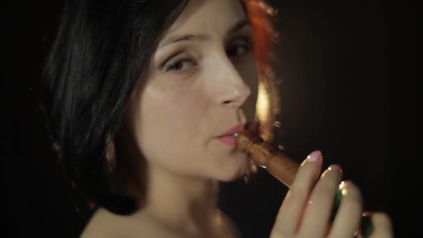 Piękna, młoda kobieta palenia fajki. Atrakcyjna dziewczyna palenie aromatyzowane tytoniu - Materiał filmowy, wideo