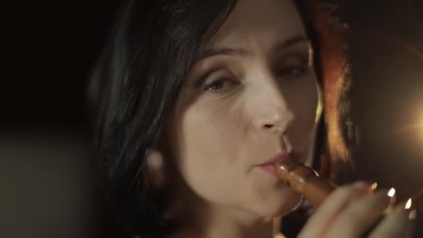Красива молода жінка палить кальян. Приваблива дівчина курить зі смаком тютюну
 - Кадри, відео