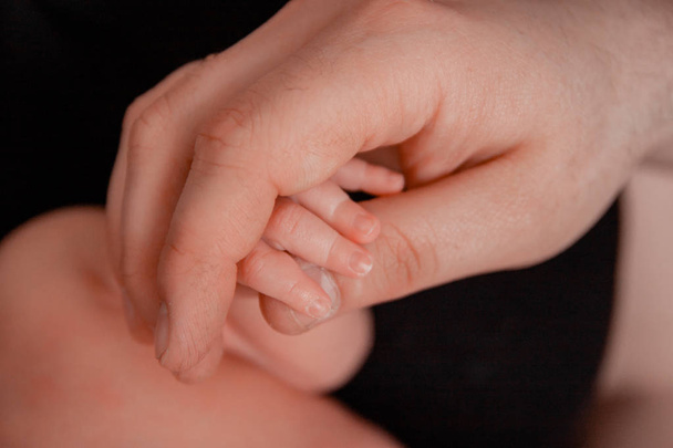 Dedos recém-nascidos nas mãos da mamã. Gravidez, maternidade, preparação e expectativa maternidade, dando à luz conceito
. - Foto, Imagem