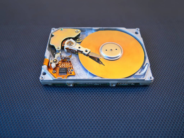 From old damaged harddisk recover data - Foto, afbeelding