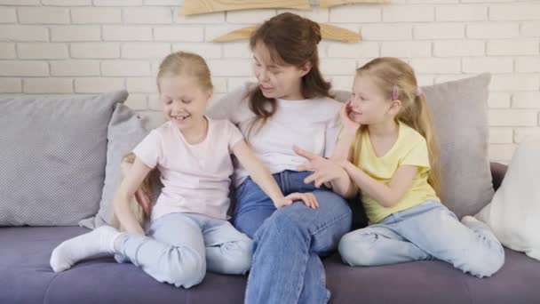 Mother tickling girls on couch - Filmmaterial, Video