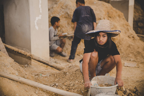 Meninos e meninas trabalham em estrutura de construção comercial
 - Foto, Imagem