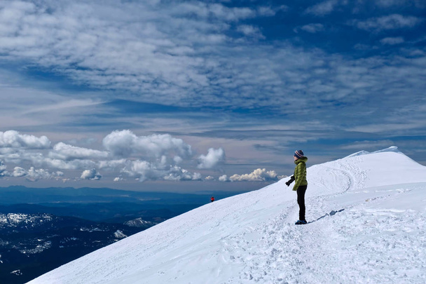 Γυναίκα πεζοπόρος κοιτάζοντας γραφική θέα από την κορυφή του βουνού. Χειμερινή πεζοπορία και αναρρίχηση Σύνοδος Κορυφής του Αγίου Ελένης. Σιάτλ. Ουάσινγκτον. Ηνωμένες Πολιτείες της Αμερικής - Φωτογραφία, εικόνα