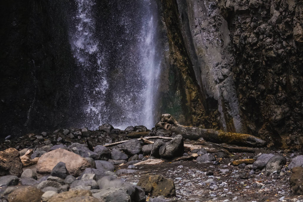 Petite cascade dans les jungles africaines, eau fraîche fraîche tombant sur les pierres. Son apaisant et relaxant
. - Photo, image