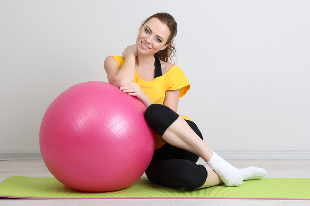 Retrato de hermosos ejercicios de mujer joven con pelota de gimnasio
 - Foto, Imagen