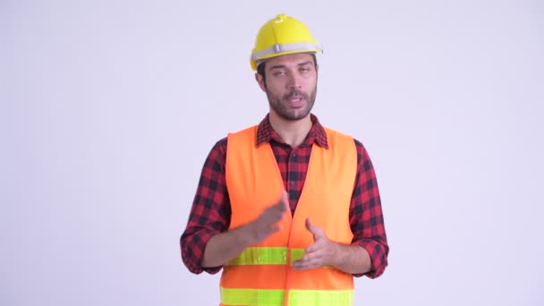 Boldog szakállas perzsa férfi építőipari munkás elmagyarázza valamit - Felvétel, videó