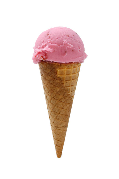 白い背景に分離されたコーンを持つイチゴアイスクリーム - 写真・画像