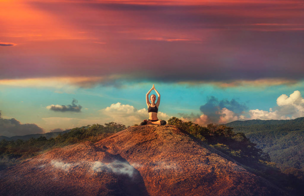 Vyrovnanost a jógu cvičí v pohoří, meditace  - Fotografie, Obrázek