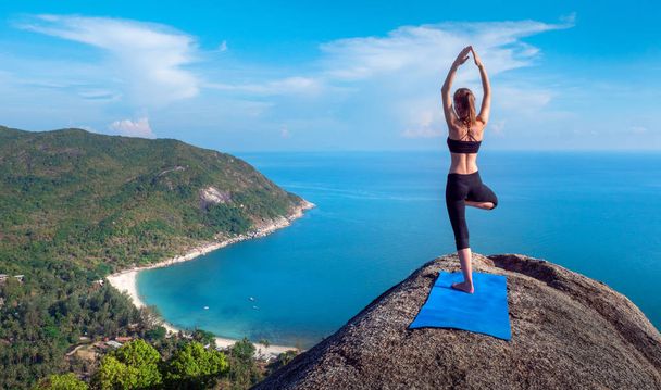 Sérénité et yoga pratiquant à la chaîne de montagnes, méditation
  - Photo, image