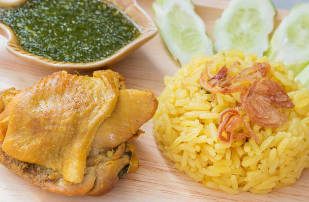 Biryani kurczaka z mok Green Chutney.khao ("Khao mok" jest wersja Thai-muzułmanów indyjskich biryani, z pachnący ryż żółty. To jest zwykle spożywane z kurczaka - Zdjęcie, obraz