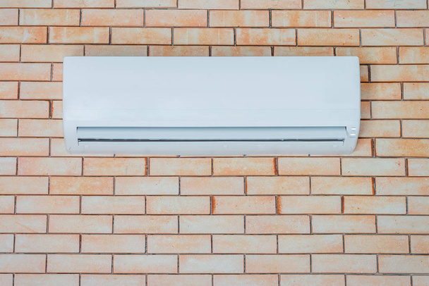 Klimaanlage auf einer Ziegelmauer - Foto, Bild