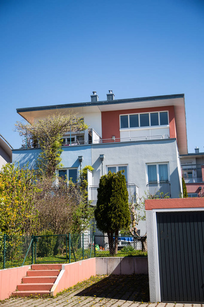 modern családi házak lapos tetővel és garázzsal - Fotó, kép