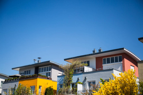 moderní oddělené domy s plochou střechou a garáží - Fotografie, Obrázek