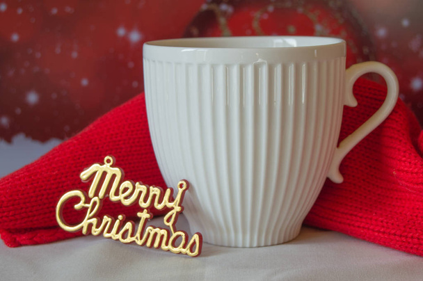 Beyaz fincan kahve ve örme kırmızı bir fular, Merry Christmas kelimeler - Fotoğraf, Görsel