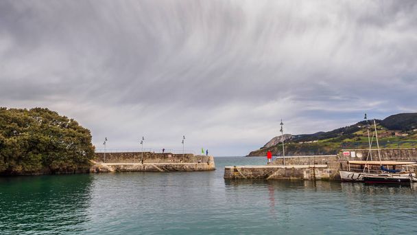 Widok na port w miejscowości Mundaca w Vizcaya w pochmurny dzień - Zdjęcie, obraz