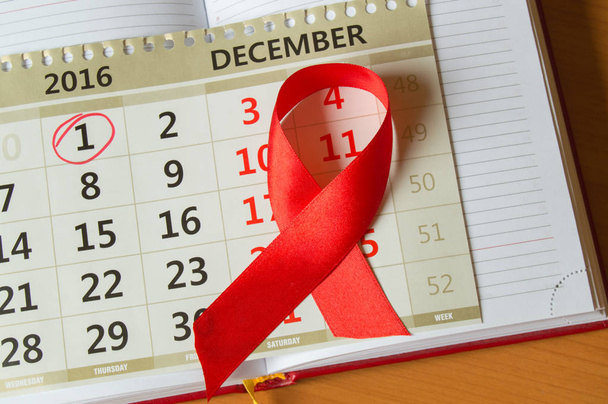 Červená stuha na kalendáři zvýšit povědomí proti Aids kopie prostor - Fotografie, Obrázek
