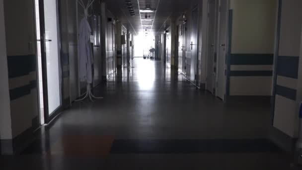 dunkler langer Flur mit dem medizinischen Gurney im Krankenhaus - Filmmaterial, Video