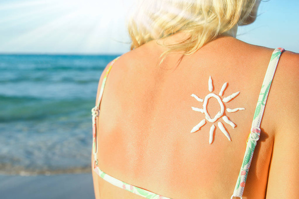 menina feliz com o sol em suas costas junto ao mar na natureza - Foto, Imagem