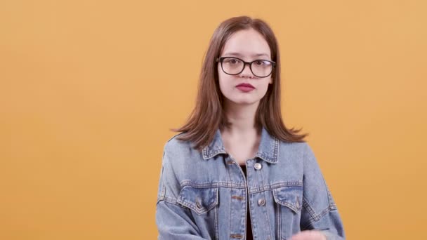 Gyönyörű tizenéves lány Nods feje a jele jóváhagyás - Felvétel, videó