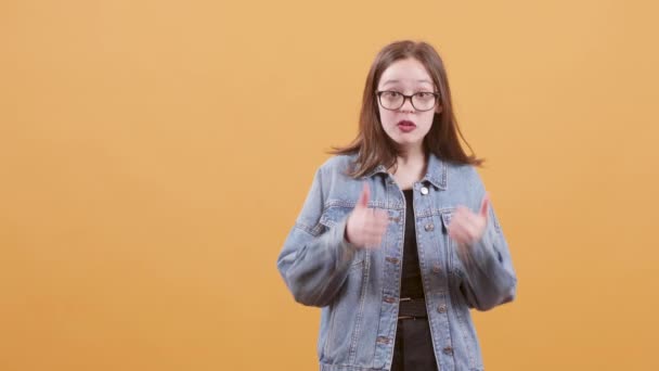 Teenager-Mädchen versucht Aufruf zum Handeln zu ermutigen und zu inspirieren - Filmmaterial, Video