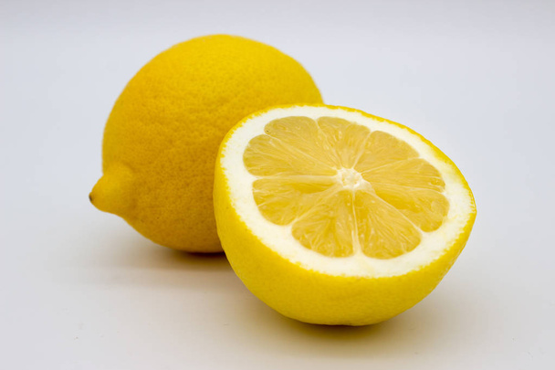 Один лимон и половина лимона изолированное изображение на белом фоне
 - Фото, изображение