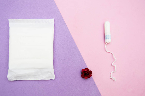 sanitary pads with  tampon   on pink purple background - Fotoğraf, Görsel