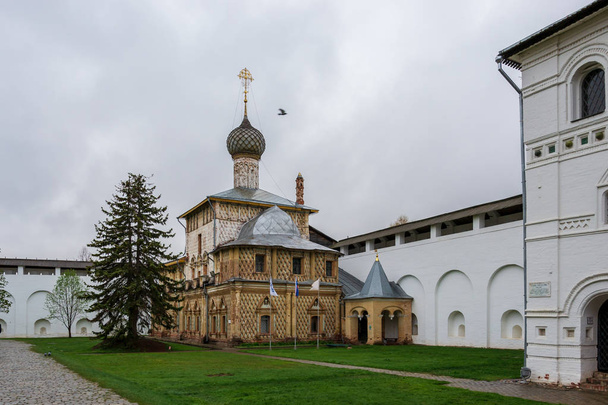 玉ねぎのドームを持つロシアの正教会。ロストフ・クレムリン - 写真・画像
