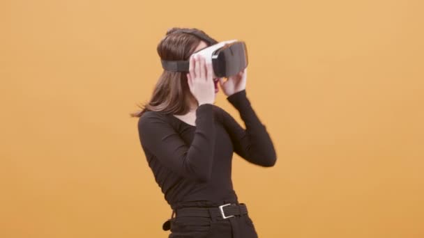 Όμορφη νεαρή κοπέλα ενθουσιάζεται χρησιμοποιώντας το VR για πρώτη φορά - Πλάνα, βίντεο