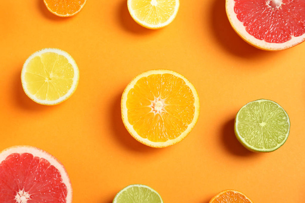 Different citrus fruits on color background, flat lay - Foto, Imagen