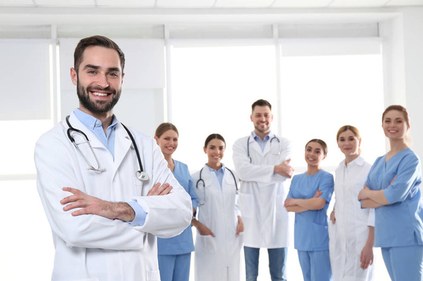 Male medical doctor with colleagues in clinic. Unity concept - Фото, зображення