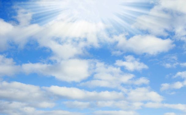 Mavi gökyüzüne karşı fantastik yumuşak beyaz bulutlar - Fotoğraf, Görsel