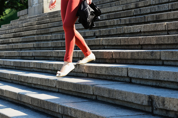 bir kadın merdivenlerden aşağı yürüyor - Fotoğraf, Görsel