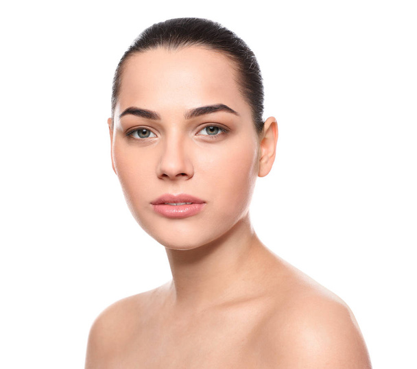 Porträt einer jungen Frau mit schönem Gesicht und natürlichem Make-up auf weißem Hintergrund - Foto, Bild