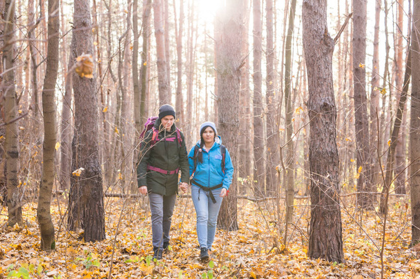 avventura, viaggi, turismo, escursionismo e concetto di persone - coppia sorridente che cammina con zaini su sfondo naturale
 - Foto, immagini