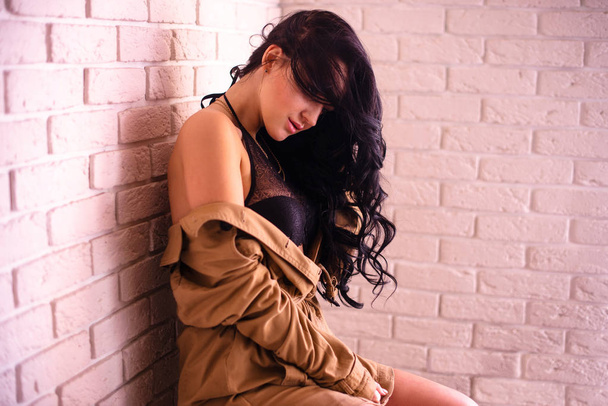 bruneta, model v sexy spodní prádlo a Pánské sako pózové stěny - Fotografie, Obrázek
