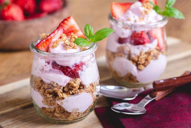 Yogurt Parfait With Fresh Strawberries - 写真・画像