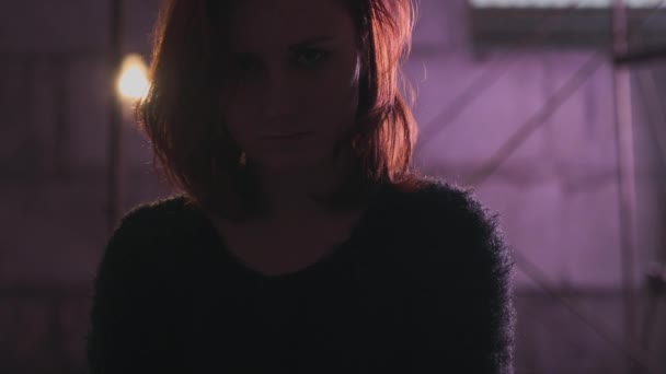 Gezicht portret close-up van drugsverslaving Redhead blanke witte jonge vrouw dragen zwarte trui, rok en Chocker met spuit en pillen op de achtergrond-angst, depressie en gevaar gevoel - Video