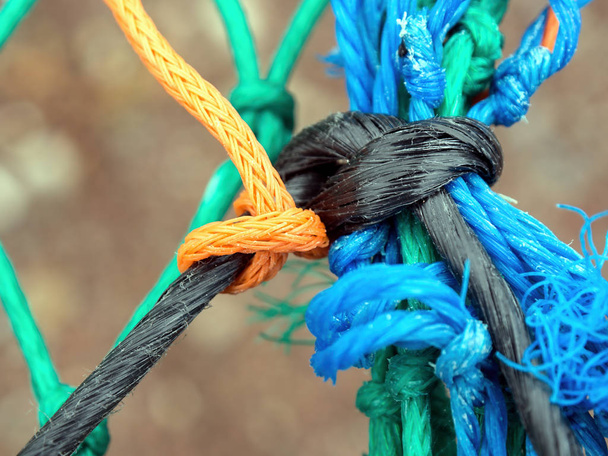      birkaç renkli plastik halatlar birlikte düğümlenmiş   - Fotoğraf, Görsel