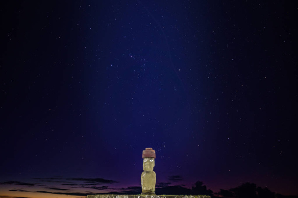 Το Άχου κο τε ρικού Moai με μάτια στο ράμπα Νούι τη νύχτα - Φωτογραφία, εικόνα