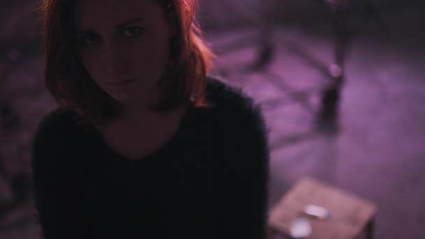 Gezicht portret close-up van drugsverslaving Redhead blanke witte jonge vrouw dragen zwarte trui, rok en Chocker met spuit en pillen op de achtergrond-angst, depressie en gevaar gevoel - Video