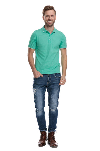 modern man standing with hand in pocket - Foto, afbeelding
