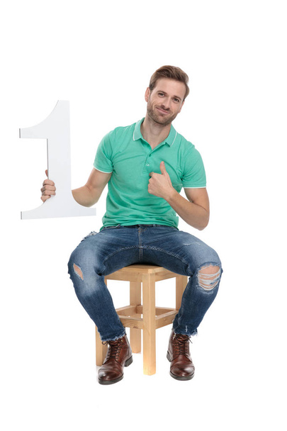 парень показывает хорошо жест с номером один знак в руке
 - Фото, изображение