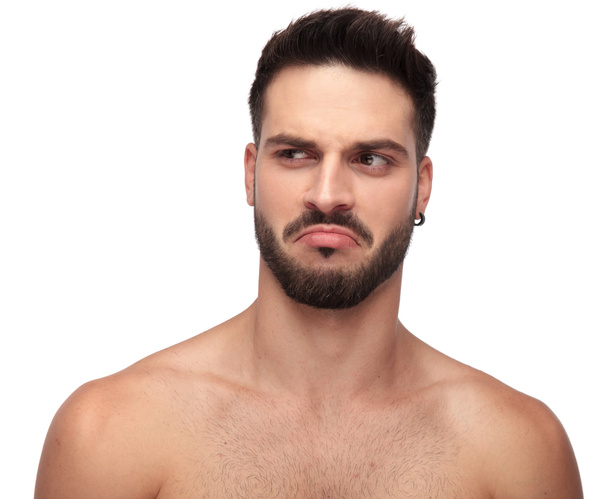 допитливий топлес чоловік з бородою, дивлячись геть незадоволений
 - Фото, зображення